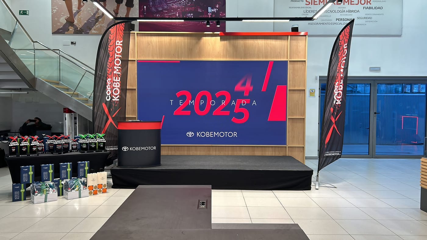 Pantalla LED como fondo de escenario en la presentación de temporada de un concesionario