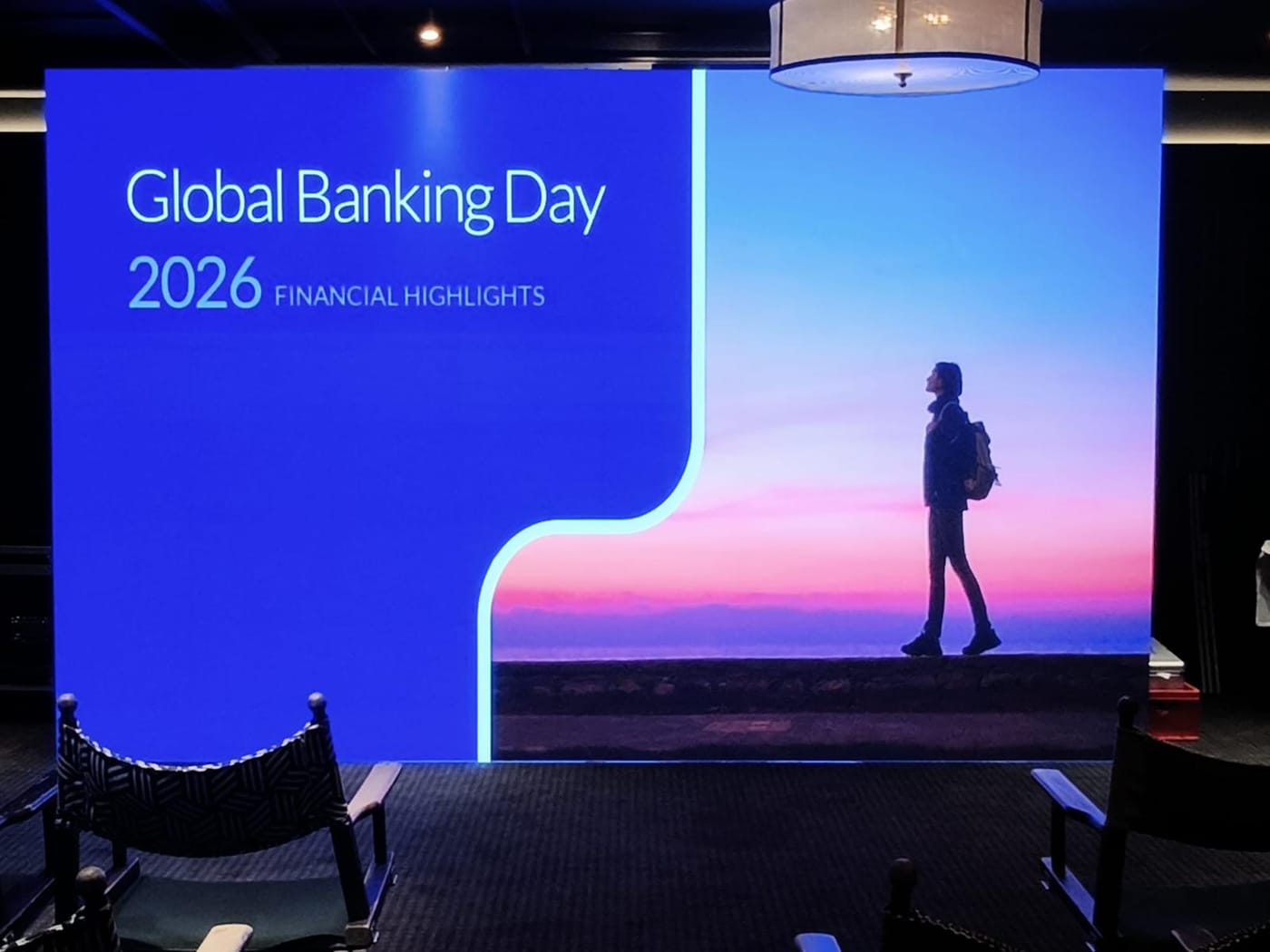 Pantalla LED de gran formato encendida con la presentación de un evento corporativo a pantalla completa
