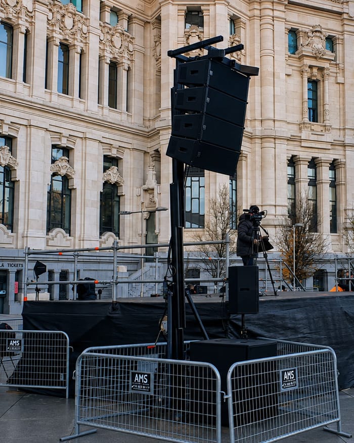 Sistema Line Array de alquiler volado sobre torre elevadora en un evento al aire libre en Madrid