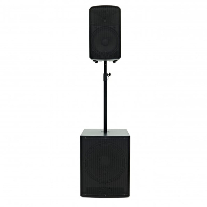 Subwoofer de alquiler en el suelo con el altavoz principal montado sobre él